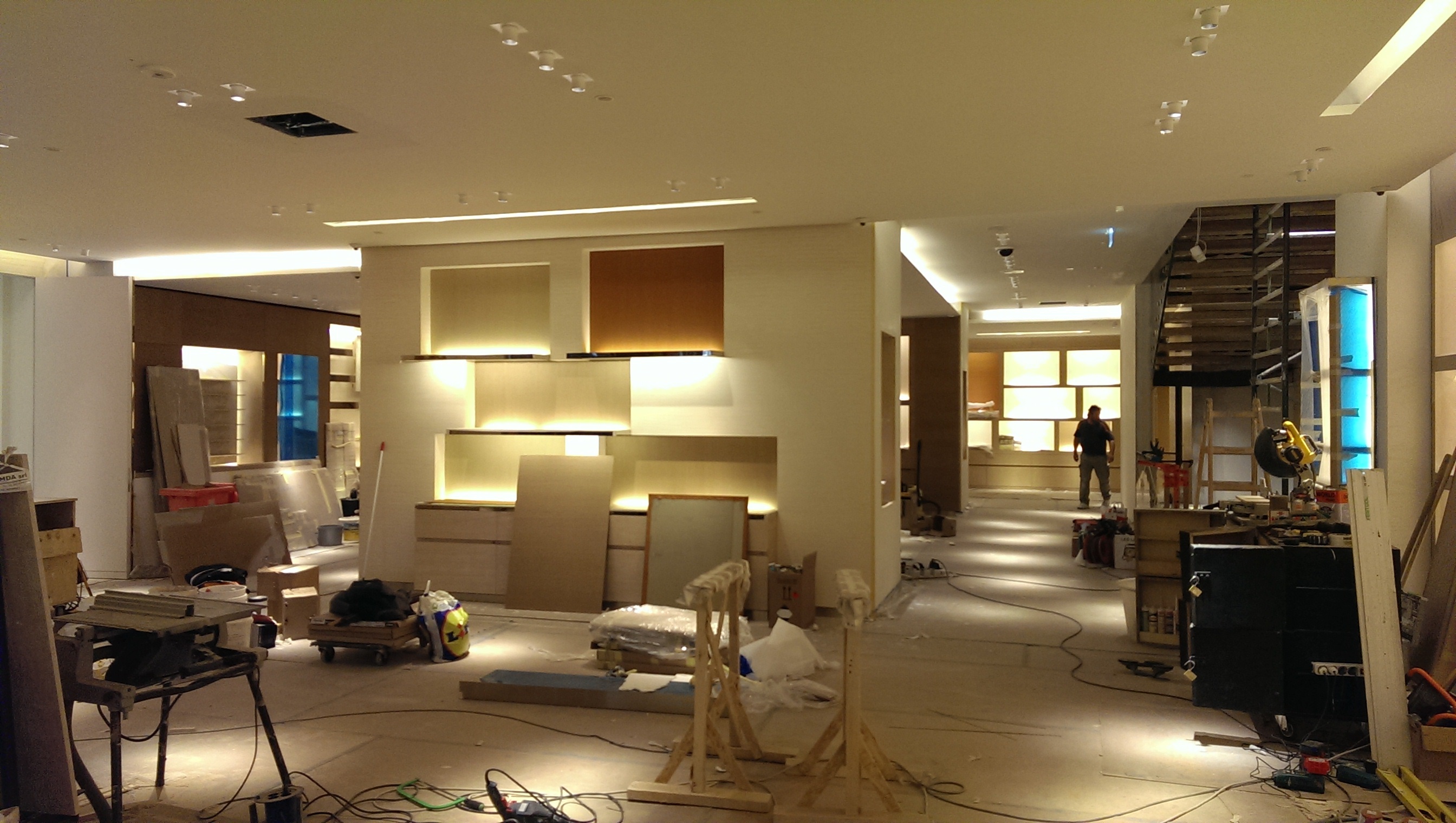 Moderní interiér s LED osvětlením a vestavěnými skříněmi ve fázi výstavby