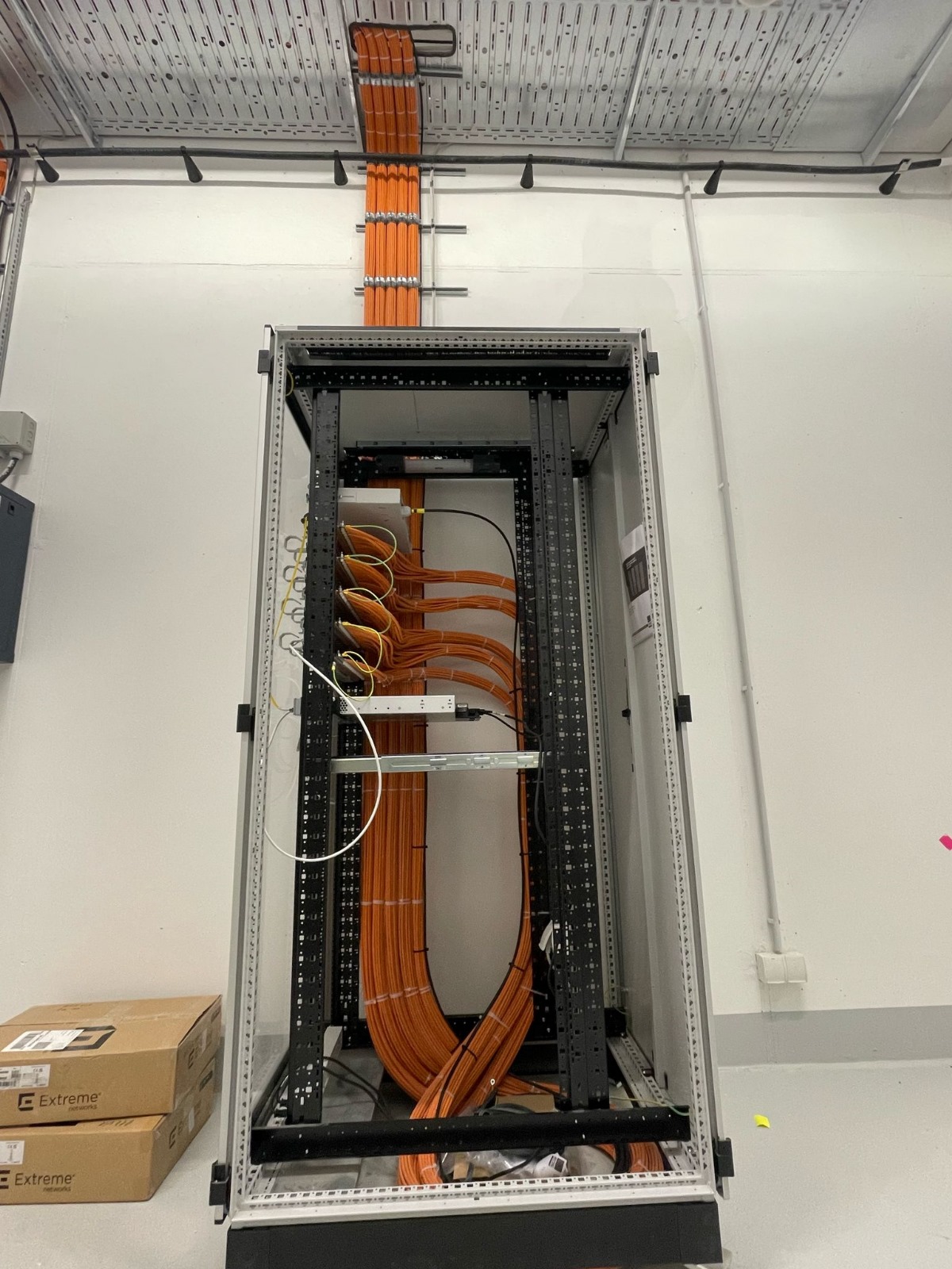 Profesionální instalace optických kabelů v datové skříni