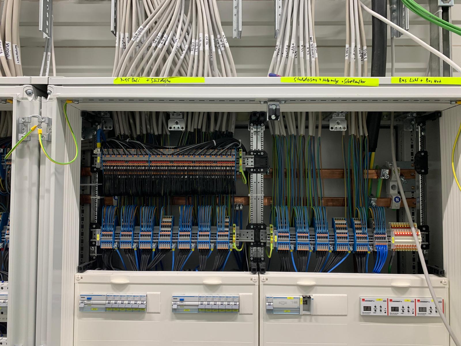 Profesionální rozvodný panel s organizovanou kabeláží a jističi